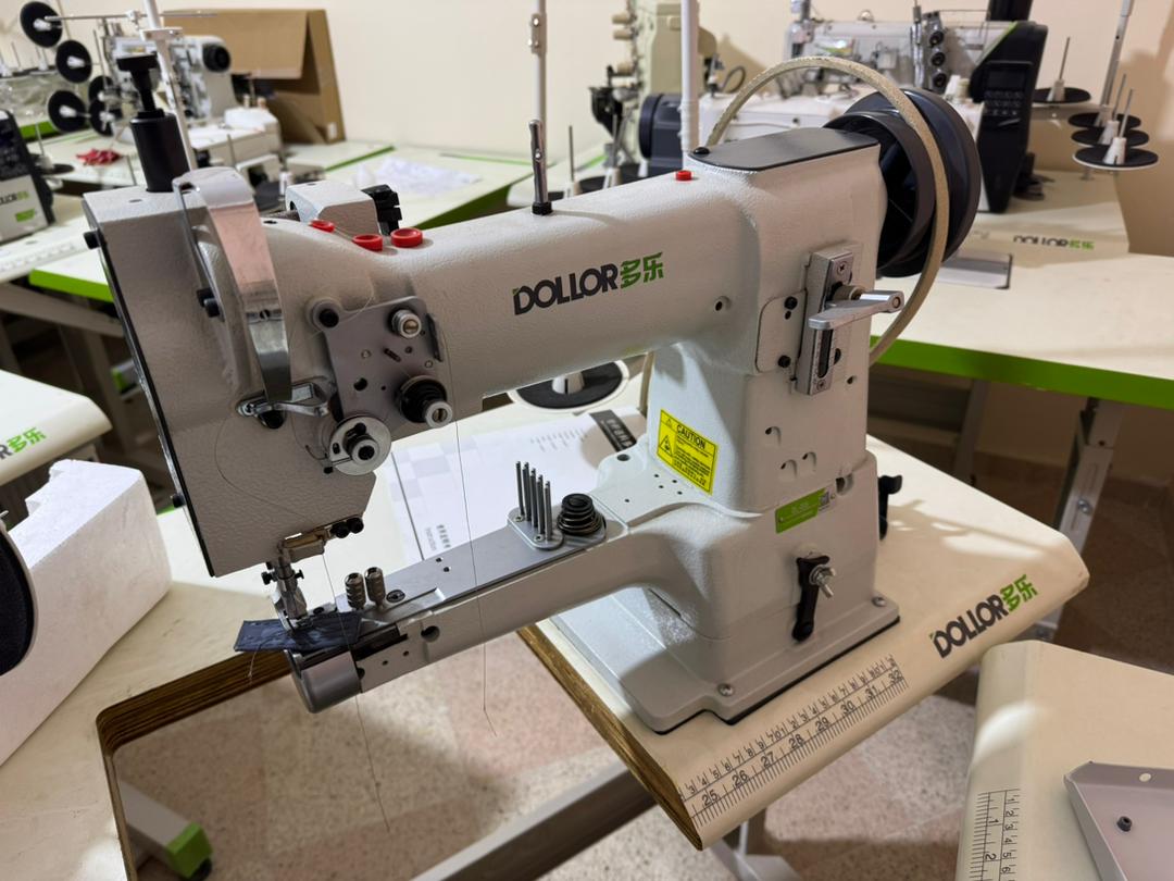 Photo00008938 Machine à coudre industrielle bordeuse G-C B7-335S – Image 1